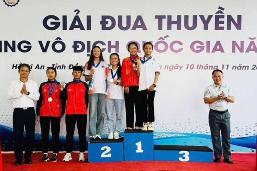 Các VĐV Nguyễn Trang Đài - Mai Thị Hoài Thu nhận HCB nội dung đôi nữ 470.