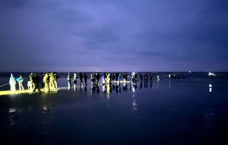 Các lực lượng chức năng cùng người dân tổ chức tìm kiếm nạn nhân mất tích và kéo thuyền bị chìm lên bờ.