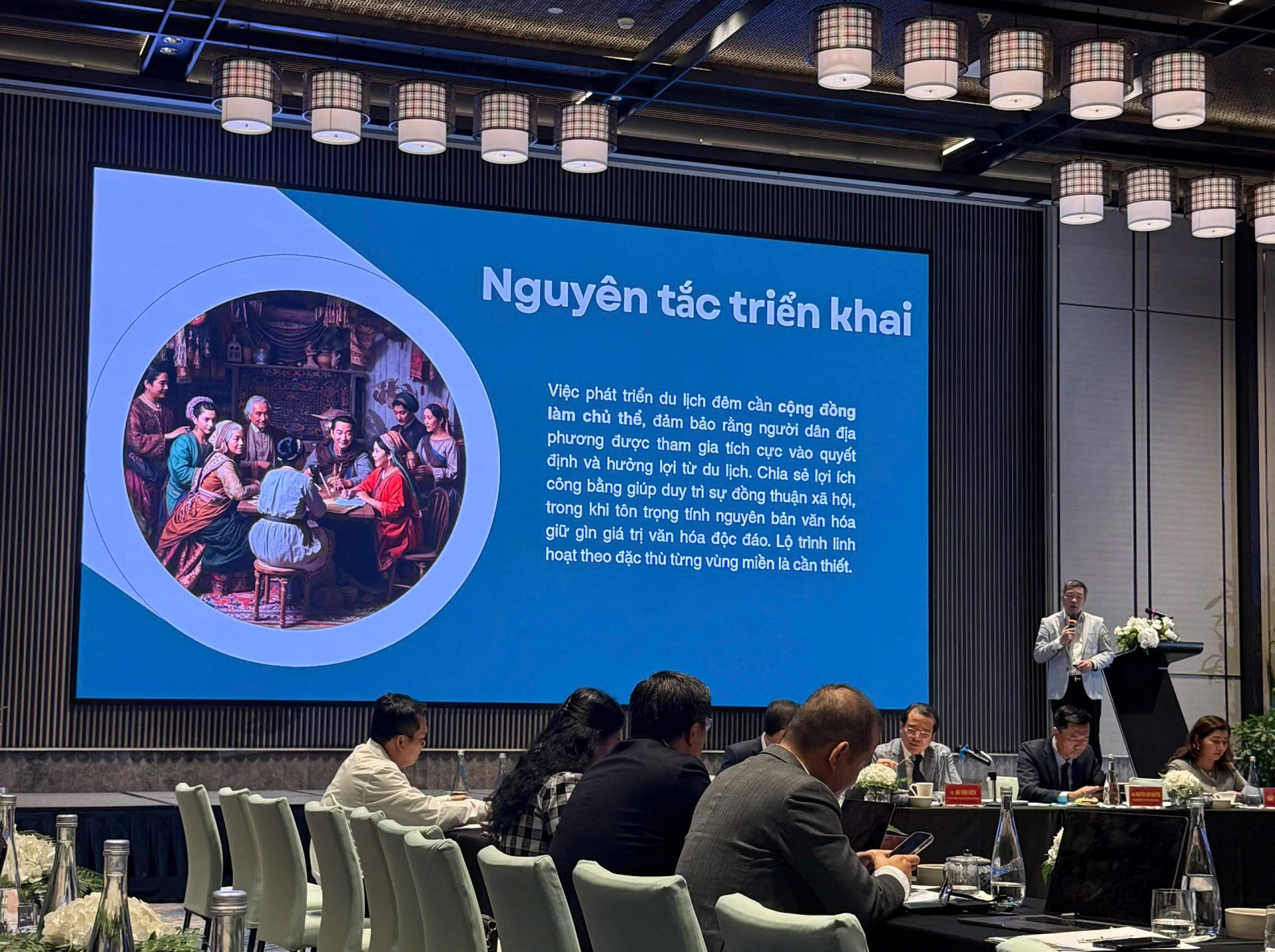 GS.TS Trần Trung Giám đốc Học viện Dân tộc và Tôn giáo, Bộ Dân tộc và Tôn giáo tham gia tham luận định hướng và giải pháp hình thành các gói sản phẩm du lịch đêm trên cơ sở phát huy giá trị văn hoá truyền thống văn hoá dân tộc. GS.TS Trần Trung Giám đốc Học viện Dân tộc và Tôn giáo, Bộ Dân tộc và Tôn giáo tham gia tham luận định hướng và giải pháp hình thành các gói sản phẩm du lịch đêm trên cơ sở phát huy giá trị văn hoá truyền thống văn hoá dân tộc.