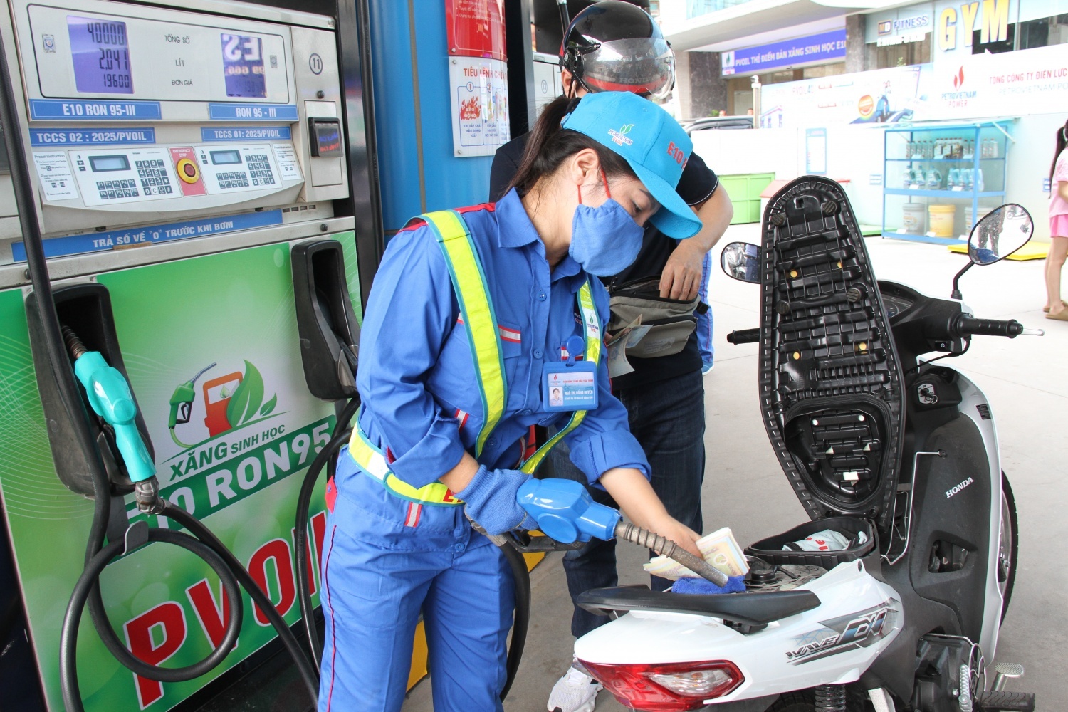 Kỳ điều hành ngày mai (13/11), dự báo giá xăng tiếp tục giảm. (Ảnh minh họa)