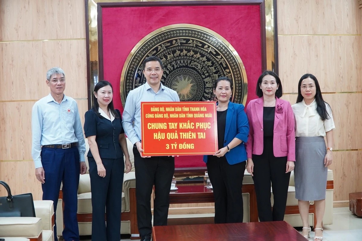 Đồng chí Nguyễn Hồng Phong, Phó Bí thư Thường trực Tỉnh ủy trao nguồn hỗ trợ giúp Nhân dân tỉnh Quảng Ngãi sớm ổn định cuộc sống, khôi phục sản xuất, sinh hoạt sau thiên tai.