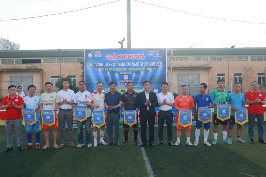 Ban tổ chức giải cùng lãnh đạo địa phương tặng cờ lưu niệm các cho đại diện các đội bóng và tổ trọng tài.