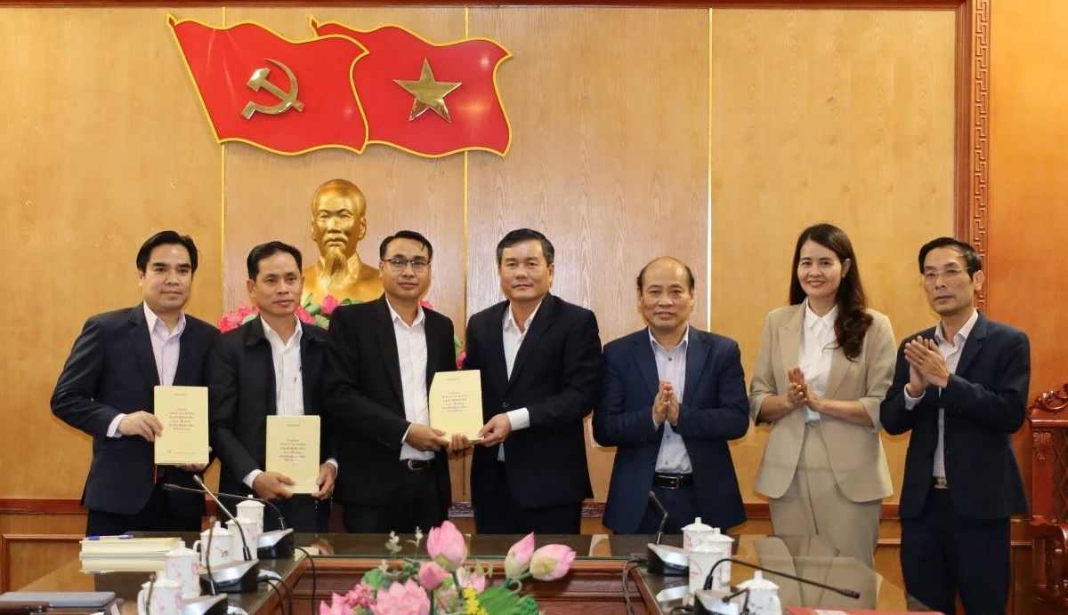 Đại diện lãnh đạo Ban Tuyên giáo và Dân vận Tỉnh ủy, cùng các đại biểu tặng quà cho cán bộ lãnh đạo quản lý Báo chí và Truyền thông của nước CHDCND Lào. Đại diện lãnh đạo Ban Tuyên giáo và Dân vận Tỉnh ủy, cùng các đại biểu tặng quà cho cán bộ lãnh đạo quản lý Báo chí và Truyền thông của nước CHDCND Lào.