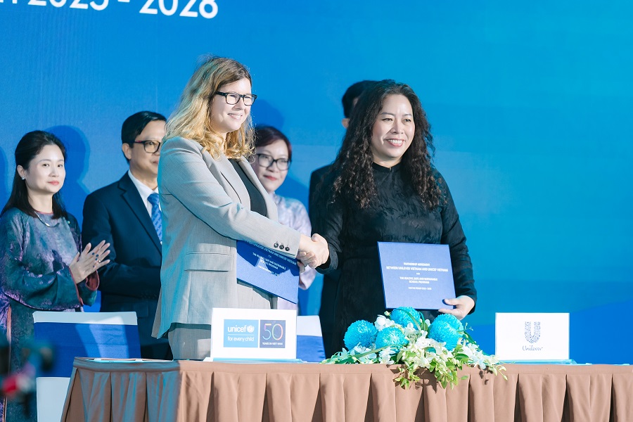 Bà Silvia Dainalov - Trưởng Đại diện Unicef tại Việt Nam ký kết thỏa thuận hợp tác chương trình Bà Silvia Dainalov - Trưởng Đại diện Unicef tại Việt Nam ký kết thỏa thuận hợp tác chương trình