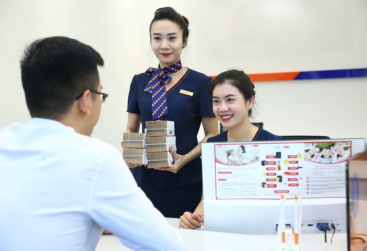 Điểm sáng nổi bật của quý III/2025 là tăng trưởng mạnh của nguồn thu ngoài lãi – yếu tố được coi là “bình oxy” giúp ngân hàng duy trì sức khỏe tài chính trong bối cảnh biên lãi vay co hẹp. (Ảnh minh họa) Điểm sáng nổi bật của quý III/2025 là tăng trưởng mạnh của nguồn thu ngoài lãi – yếu tố được coi là “bình oxy” giúp ngân hàng duy trì sức khỏe tài chính trong bối cảnh biên lãi vay co hẹp. (Ảnh minh họa)