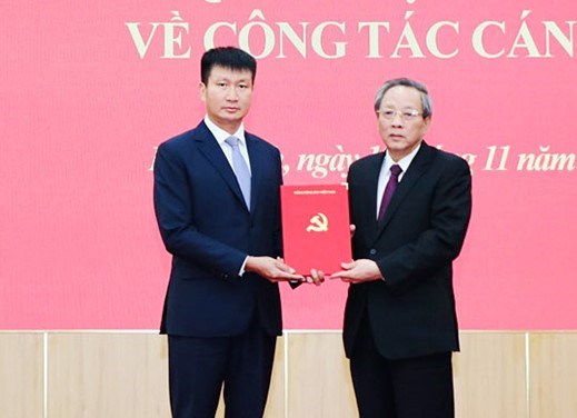 Phó Trưởng Ban Thường trực Ban Tổ chức Trung ương Hoàng Đăng Quang trao Quyết định cho