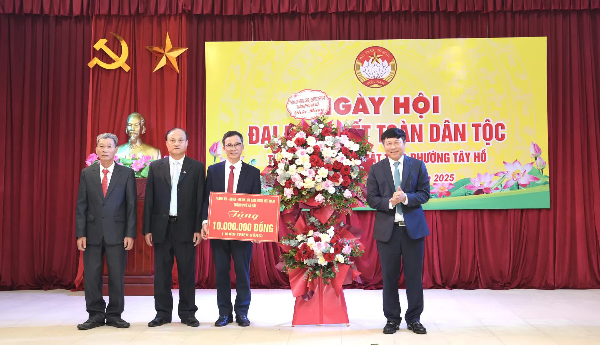 Phó Chủ tịch Uỷ ban MTTQ Việt Nam thành phố Hà Nội Phạm Anh Tuấn tặng hoa, quà chúc mừng Khu dân cư số 4- Phường Tây Hồ