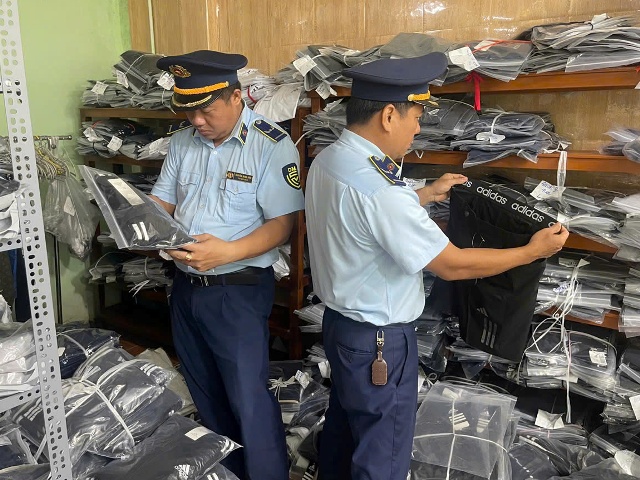 Lực lượng chức năng kiểm tra tại cơ sở kinh doanh phát hiện số lượng lớn sản phẩm thời trang giả mạo nhãn hiệu .