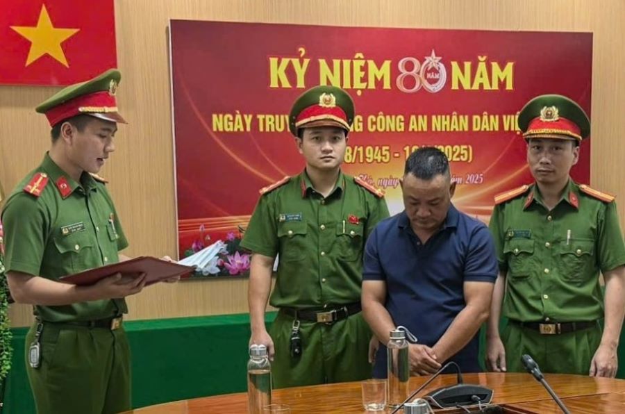 Cơ quan CSĐT đọc lệnh bắt tạm giam Lê Ngọc Vĩnh.