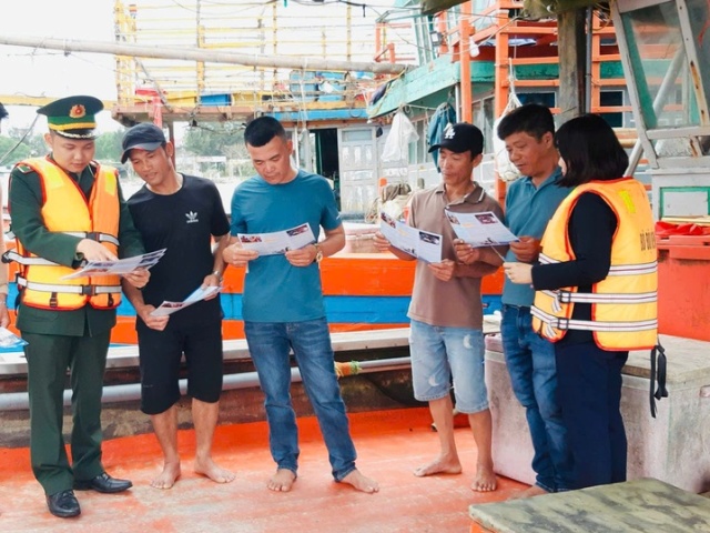 Lực lượng chức năng tỉnh Quảng Trị phổ biến pháp luật cho ngư dân.