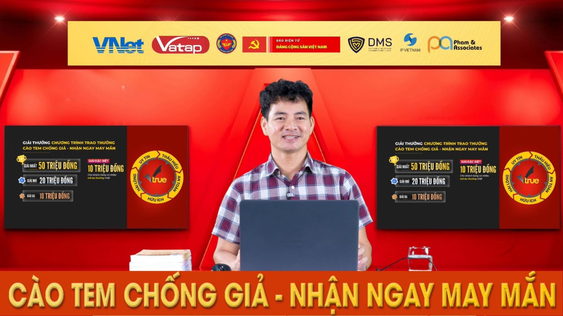 NSND Xuân Bắc dẫn chương trình trao thưởng “Cào tem chống giả - Nhận ngay may mắn”.