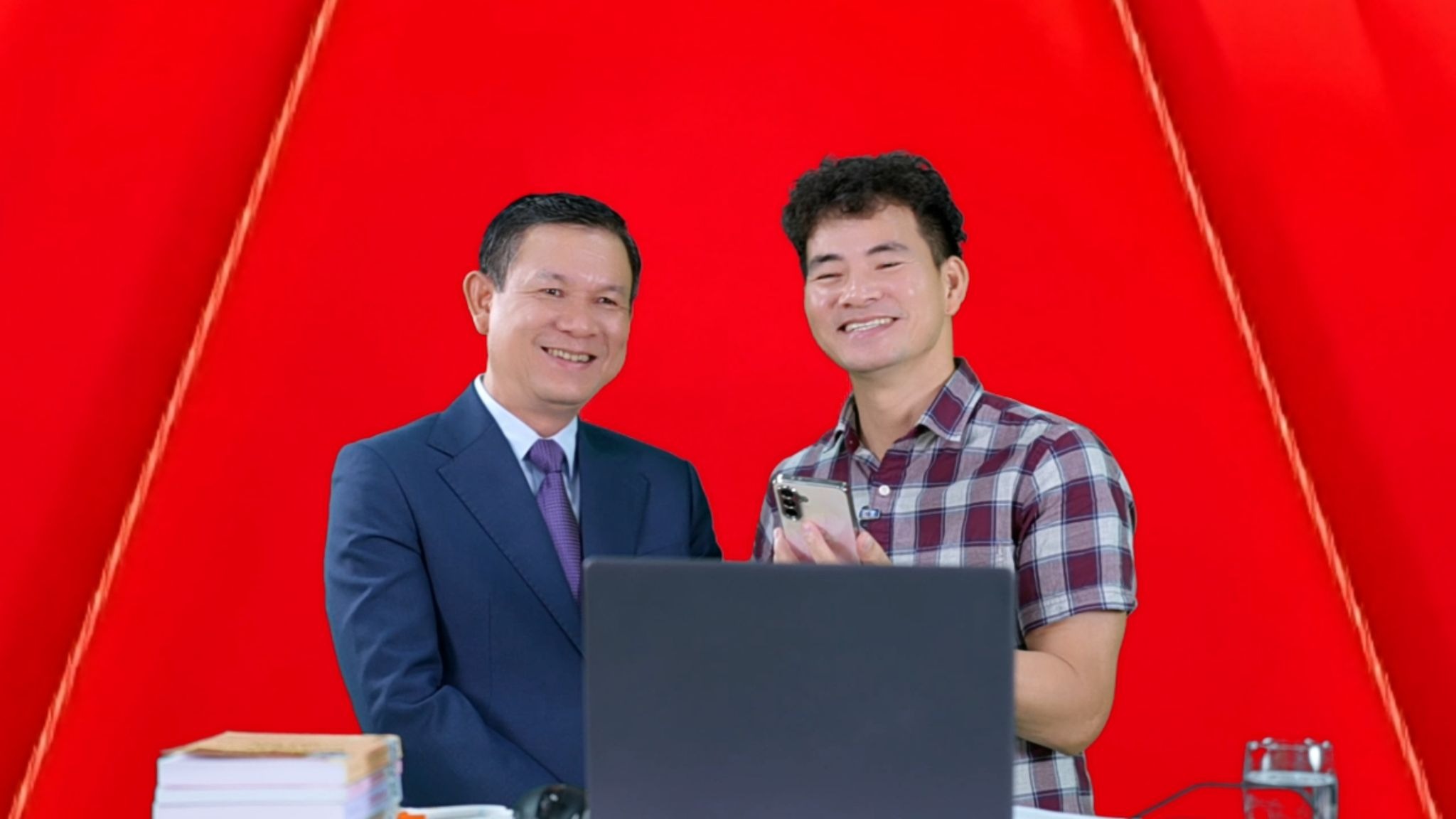 Ông Phạm Đức Thái - Vụ trưởng, Giám đốc Trung tâm thông tin và Nghiên cứu khoa học, Nhà xuất bản Chính trị quốc gia Sự thật tham gia quay thưởng tại Chương trình.