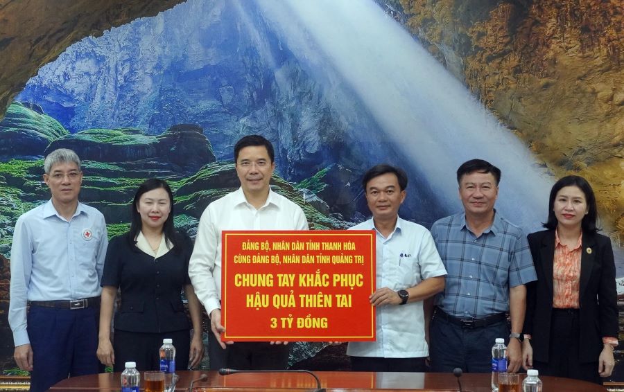 Phó Bí thư Thường trực Tỉnh ủy Thanh Hóa Nguyễn Hồng Phong trao 3 tỷ đồng hỗ trợ tỉnh Quảng Trị khắc phục hậu quả thiên tai.