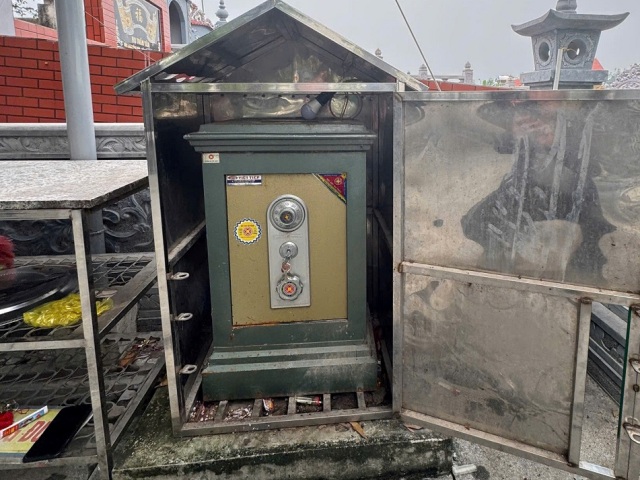 Két sắt tại đền, chùa bị các đối tượng phá hỏng để lấy trộm tiền công đức.