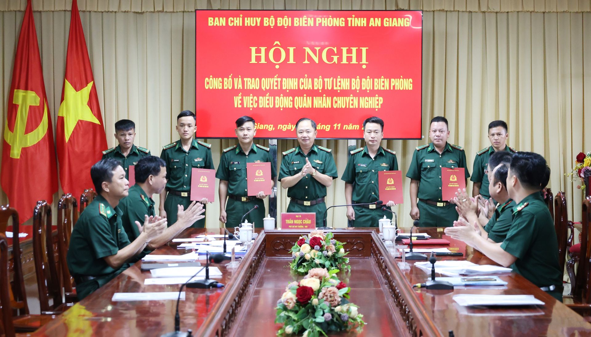 Trao quyết định điều động cho 7 đồng chí quân nhân chuyên nghiệp