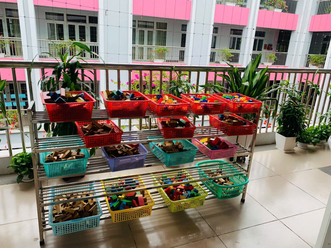 Đồ chơi trẻ em được đặt phơi thông thoáng sau khi làm sạch – bước chăm sóc giản dị nhưng quan trọng trong trường mầm non.