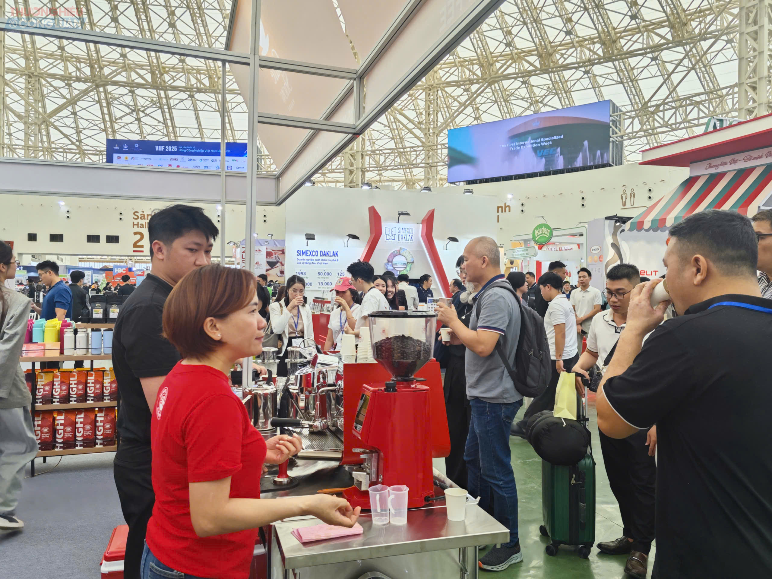 Kh&ocirc;ng chỉ l&agrave; nơi giao lưu, Cafe Show & Tea Show Hanoi 2025 c&ograve;n l&agrave; dịp để c&aacute;c doanh nghiệp, chuy&ecirc;n gia v&agrave; barista gặp gỡ, chia sẻ xu hướng ph&aacute;t triển mới của ng&agrave;nh đồ uống, hướng tới x&acirc;y dựng h&igrave;nh ảnh c&agrave; ph&ecirc; &ndash; tr&agrave; Việt Nam vươn tầm quốc tế.