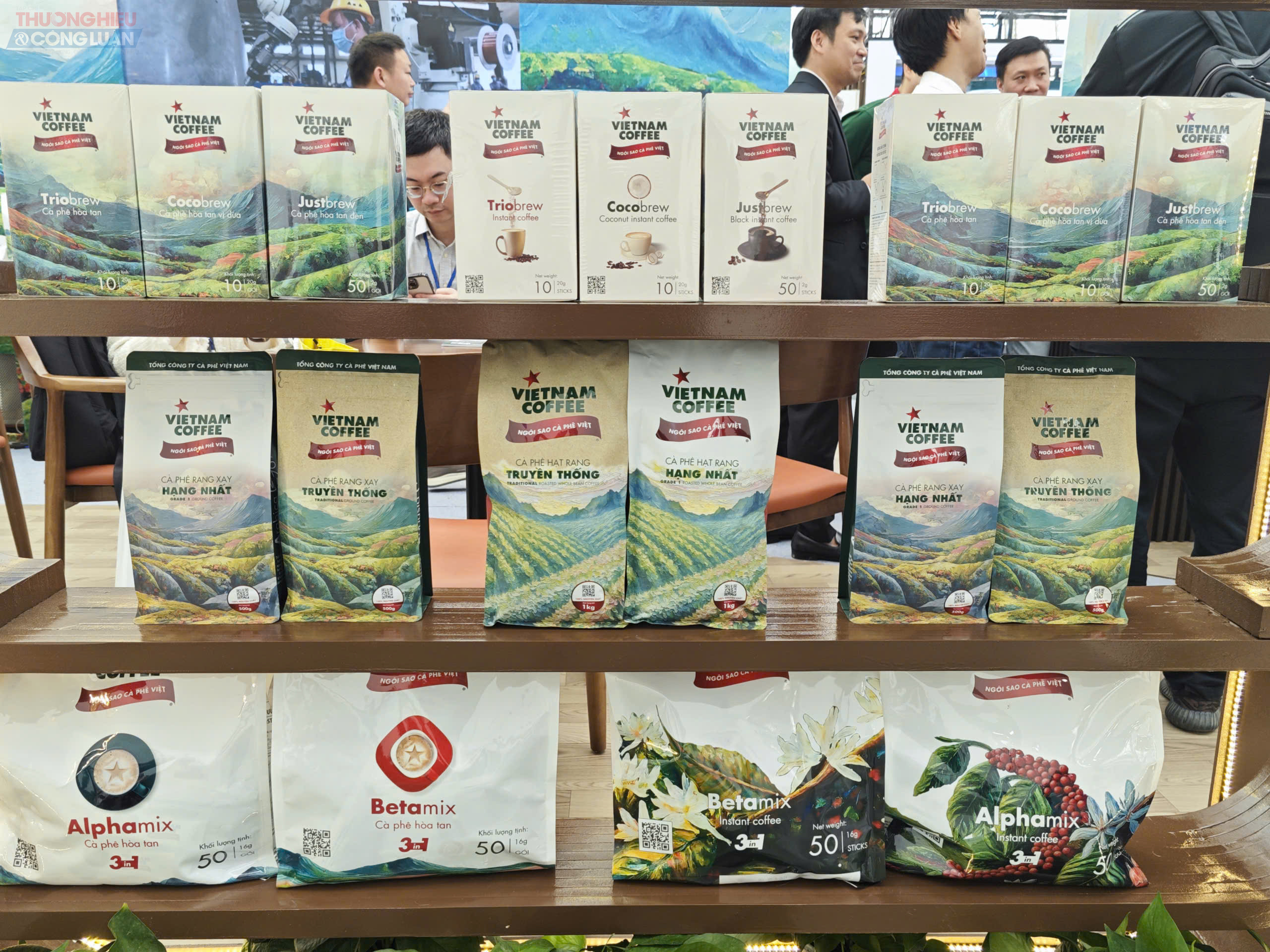 Triển l&atilde;m Cafe Show & Tea Show Hanoi 2025 quy tụ tới 350 thương hiệu trong nước v&agrave; quốc tế, giới thiệu c&aacute;c sản phẩm v&agrave; c&ocirc;ng nghệ mới nhất trong lĩnh vực c&agrave; ph&ecirc;, tr&agrave;, b&aacute;nh ngọt, thiết bị, nguy&ecirc;n phụ liệu v&agrave; giải ph&aacute;p vận h&agrave;nh chuỗi F&B.