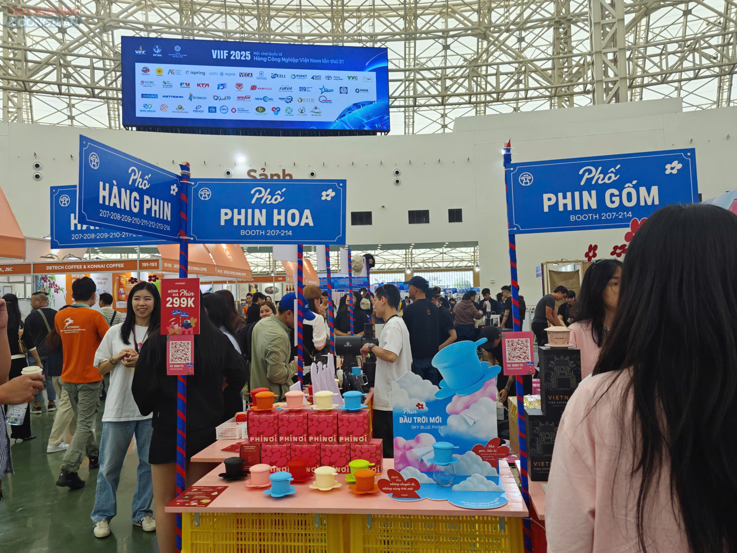 C&ograve;n tại Phố H&agrave;ng Phin, kh&aacute;ch tham quan c&oacute; thể tự tay pha chế, phối m&agrave;u chiếc phin ri&ecirc;ng v&agrave; thưởng thức c&agrave; ph&ecirc; đặc sản từ những thương hiệu ti&ecirc;u biểu ba miền. Trong khi, kh&ocirc;ng gian tại Master Class sẽ mang đến những trải nghiệm độc đ&aacute;o như &ldquo;Thạch cổ tr&agrave; - Di sản sống của thời gian&rdquo;, &ldquo;Nghệ thuật pha chế c&ugrave;ng Dalatmilk&rdquo;, &ldquo;S&aacute;ng tạo c&ugrave;ng c&ocirc;ng thức b&iacute; mật của qu&aacute;n qu&acirc;n&rdquo; hay &ldquo;Trải nghiệm nghiền Matcha thủ c&ocirc;ng - Tĩnh trong tr&agrave;, thức trong đ&aacute;&rdquo;.