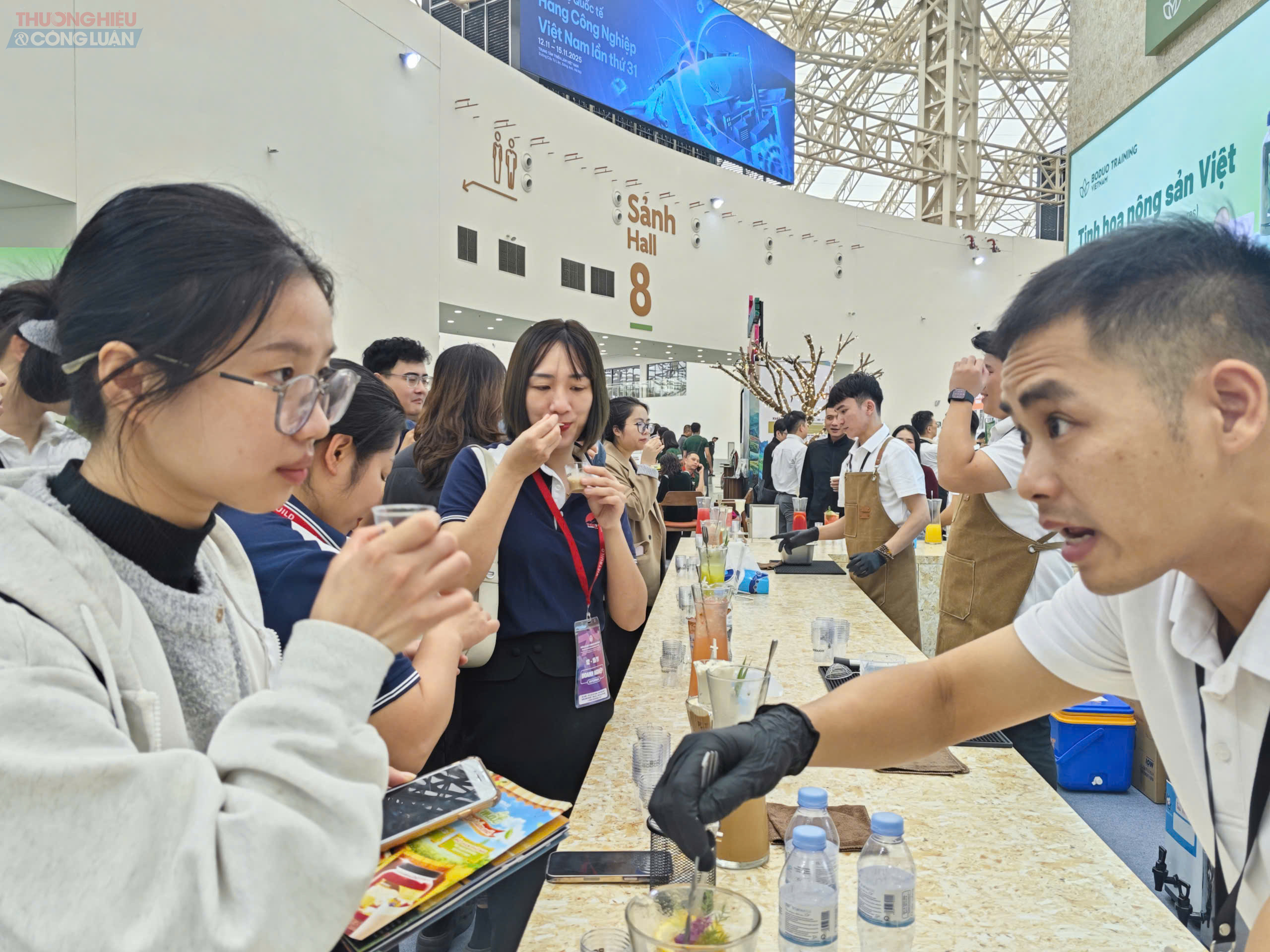 Bạn Mai Lan ( Ho&agrave;n Kiếm, H&agrave; Nội) b&agrave;y tỏ: &ldquo;Kh&ocirc;ng gian triển l&atilde;m rất ấn tượng, c&oacute; nhiều gian h&agrave;ng s&aacute;ng tạo. T&ocirc;i đặc biệt th&iacute;ch khu vực trải nghiệm pha chế, nơi được tận mắt chứng kiến c&aacute;c barista thể hiện kỹ năng chuy&ecirc;n nghiệp&rdquo;.