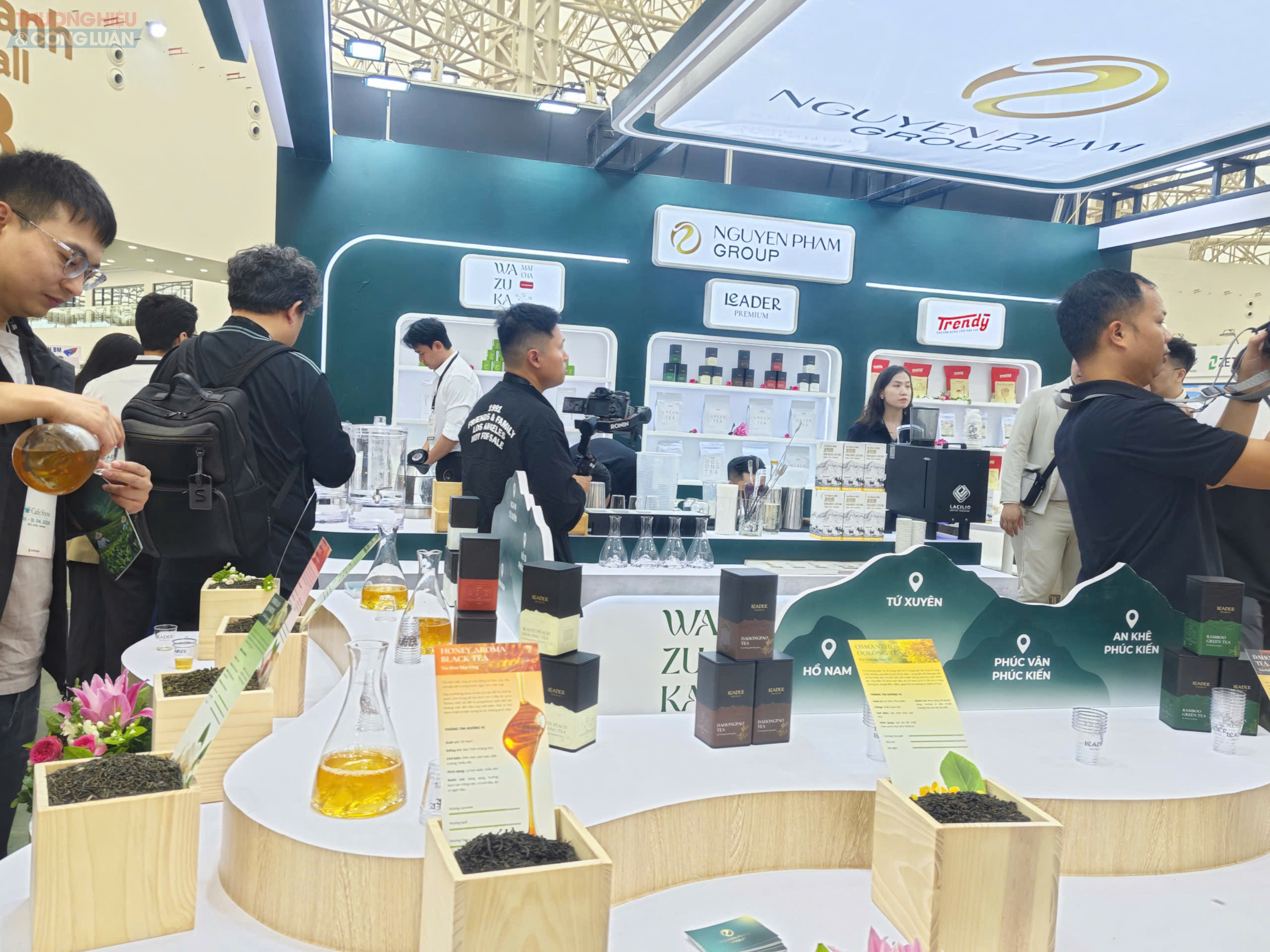 Du kh&aacute;ch c&oacute; cơ hội trải nghiệm hương vị đặc trưng của c&agrave; ph&ecirc; Việt Nam, từ hạt Arabica v&ugrave;ng T&acirc;y Nguy&ecirc;n đến Robusta đậm đ&agrave; của Bu&ocirc;n Ma Thuột, c&ugrave;ng nhiều d&ograve;ng tr&agrave; truyền thống v&agrave; tr&agrave; s&aacute;ng tạo đến từ Nhật Bản, H&agrave;n Quốc, Đ&agrave;i Loan...