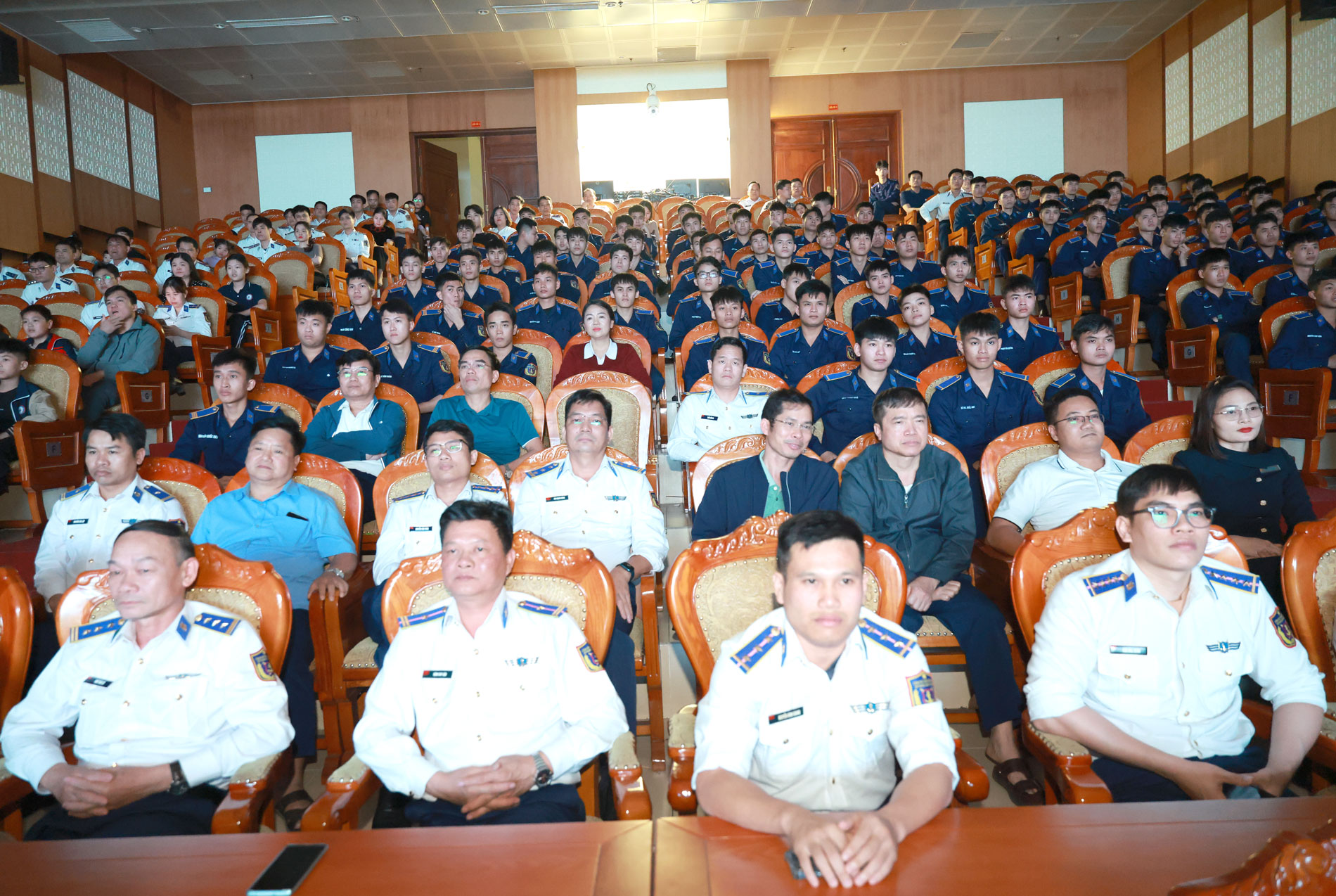 Cán bộ, nhân viên khối cơ quan Bộ Tư lệnh theo dõi bộ phim “Mưa đỏ”