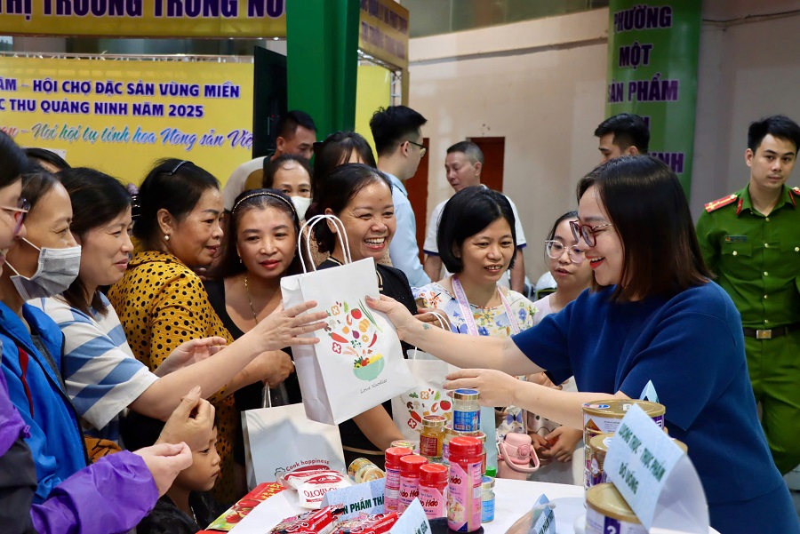 Gian hàng luôn thu hút đông đảo người dân