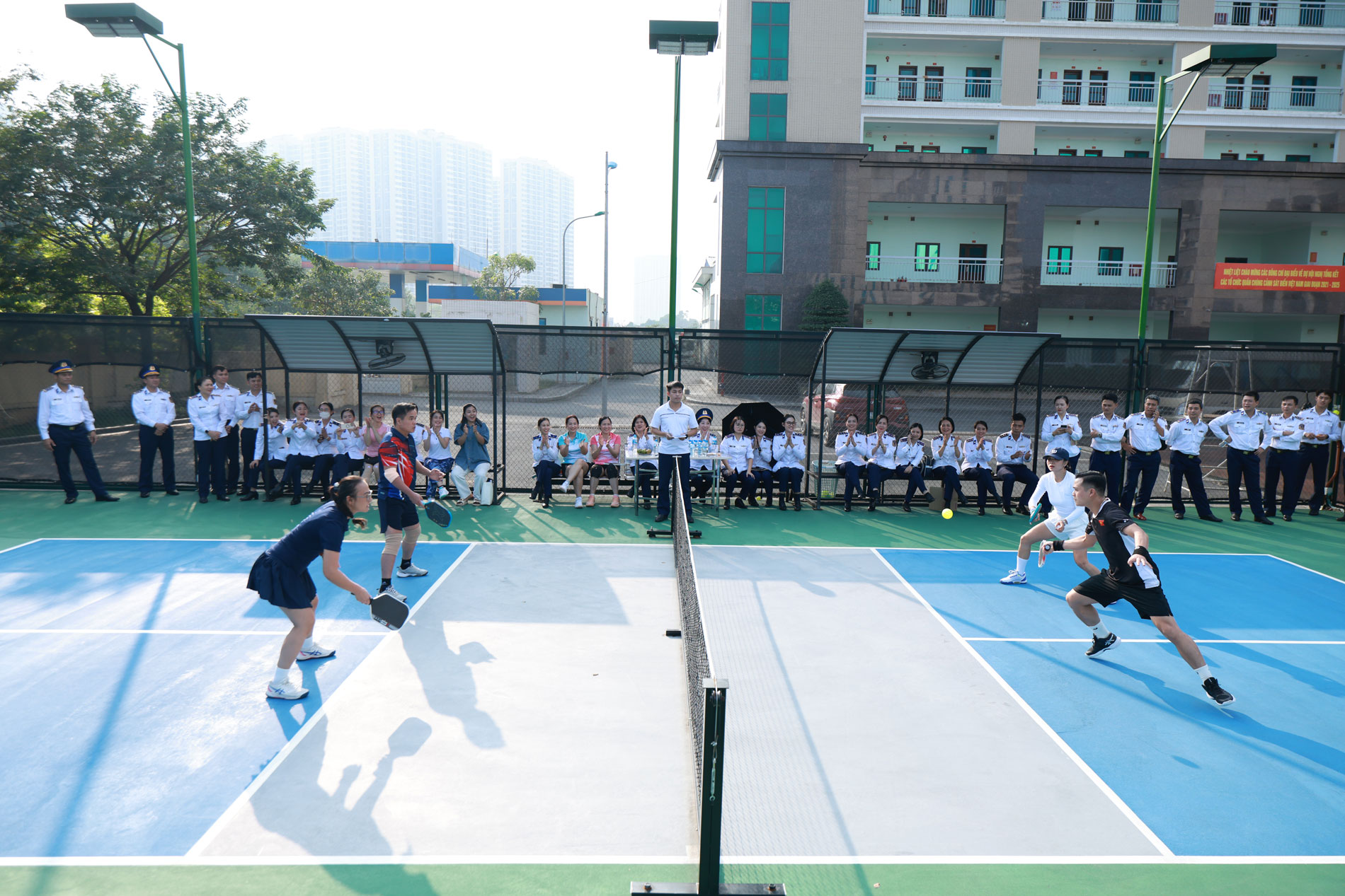 Các trận đấu diễn ra sôi nổi, kịch tích, cống hiến nhiều pha bóng đẹp mắt