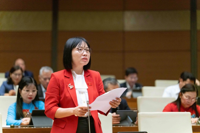 Đại biểu Nguyễn Thị Việt Nga (Đoàn Hải Phòng) nêu ý kiến thảo luận