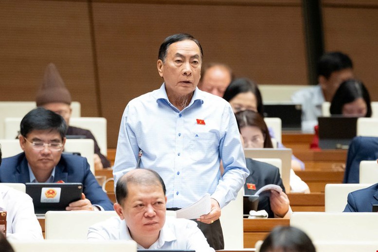 Đại biểu Phạm Văn Hòa (đoàn Đồng Tháp) nêu ý kiến thảo luận - Ảnh