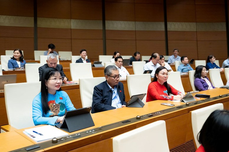 Quốc hội thảo luận ở hội trường về dự án Luật Viên chức (sửa đổi)