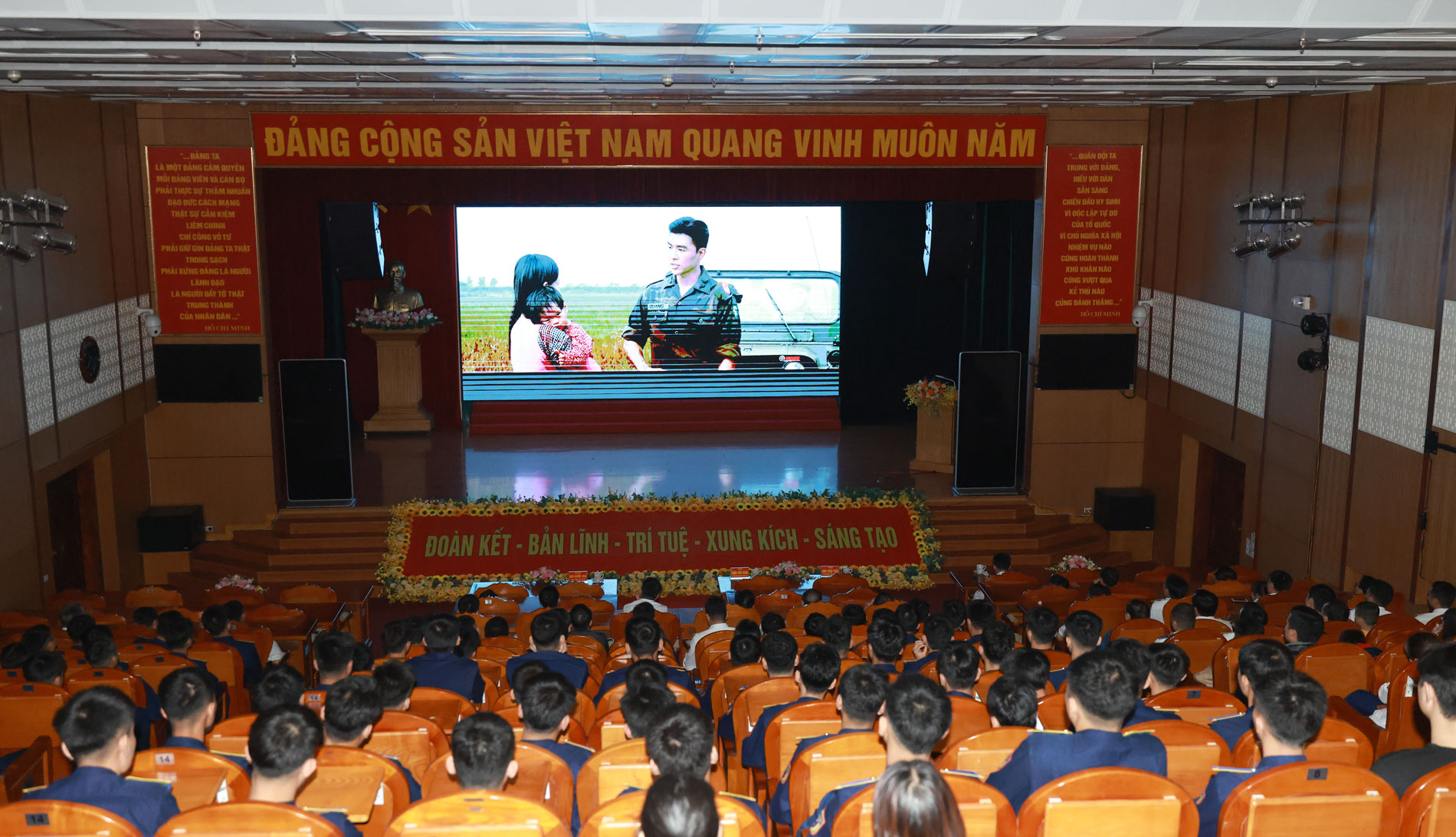 Tái hiện truyền thống qua bộ phim “Mưa đỏ”