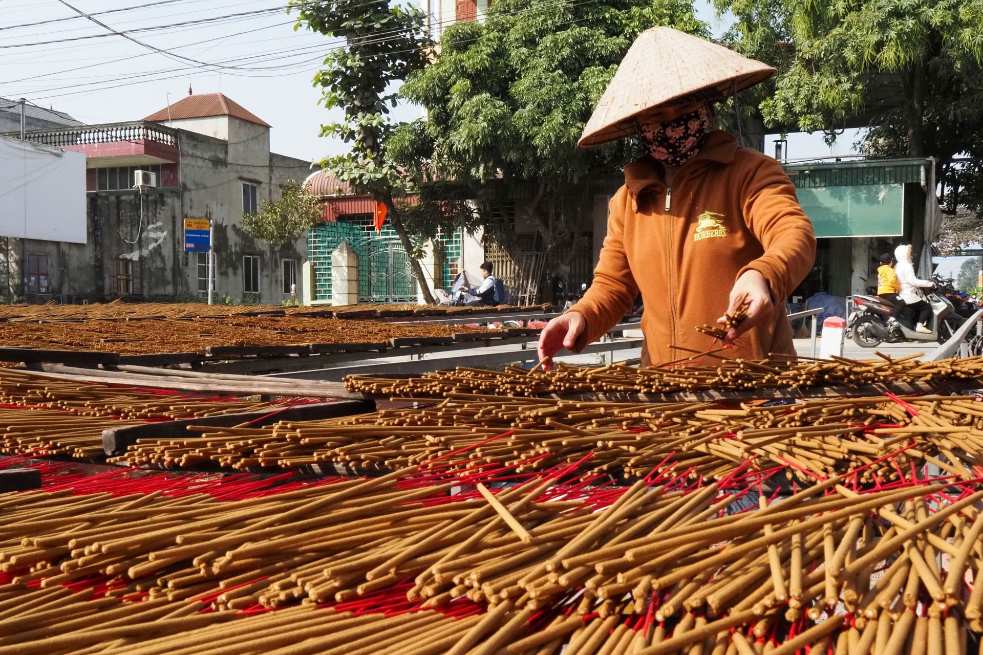 Người d&acirc;n x&atilde; Quảng Ph&uacute; Cầu tất bật phơi hương trong những ng&agrave;y nắng đẹp.