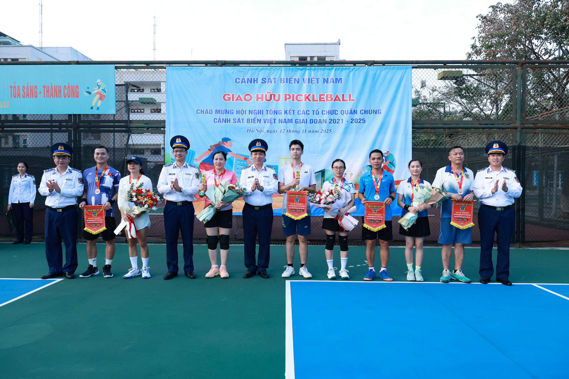 Ban Tổ chức chụp ảnh lưu niệm với các vận động viên giành giải Nhất, Nhì, Ba của giải đấu