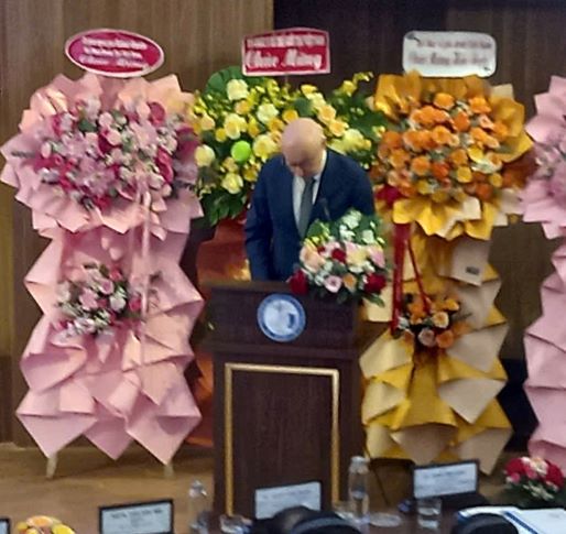 Đại biểu quốc tế phát biểu tại hội nghị