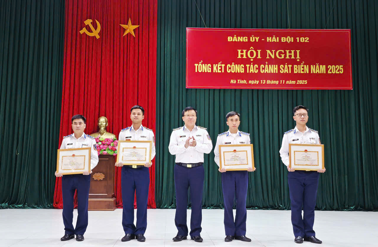 Đại tá Nguyễn Hữu Tuyển - Phó Chính ủy BTL Vùng trao tặng giấy khen cho các cá nhân