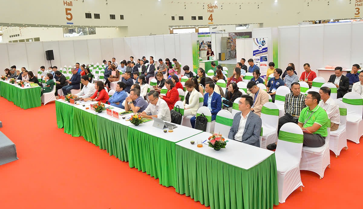 Sự kiện thu hút nhiều đại biểu là đại diện các cơ quan quản lý, tổ chức xúc tiến thương mại, doanh nghiệp dược phẩm, hợp tác xã dược liệu trong và ngoài nước