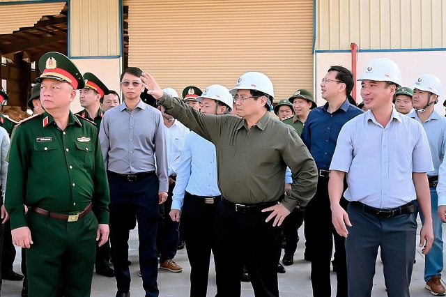 Thủ tướng Phạm Minh Chính (thứ 2 từ phải qua) cùng lãnh đạo tỉnh Gia Lai kiểm tra thực tế tình hình thiệt hại tại các doanh nghiệp. Ảnh: Đức Thụy