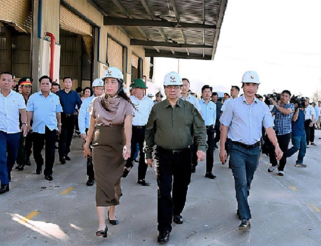 Thủ tướng Phạm Minh Chính (hàng trước, thứ 2 từ phải qua) và Đoàn công tác Chính phủ tại Công ty Thức ăn Chăn nuôi Fago. Ảnh: Đ-Th