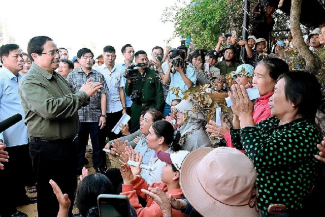 Thủ tướng Phạm Minh Chính (bìa trái) trò chuyện cùng bà con xã Đề Gi. Ảnh: Đ-Thuỵ