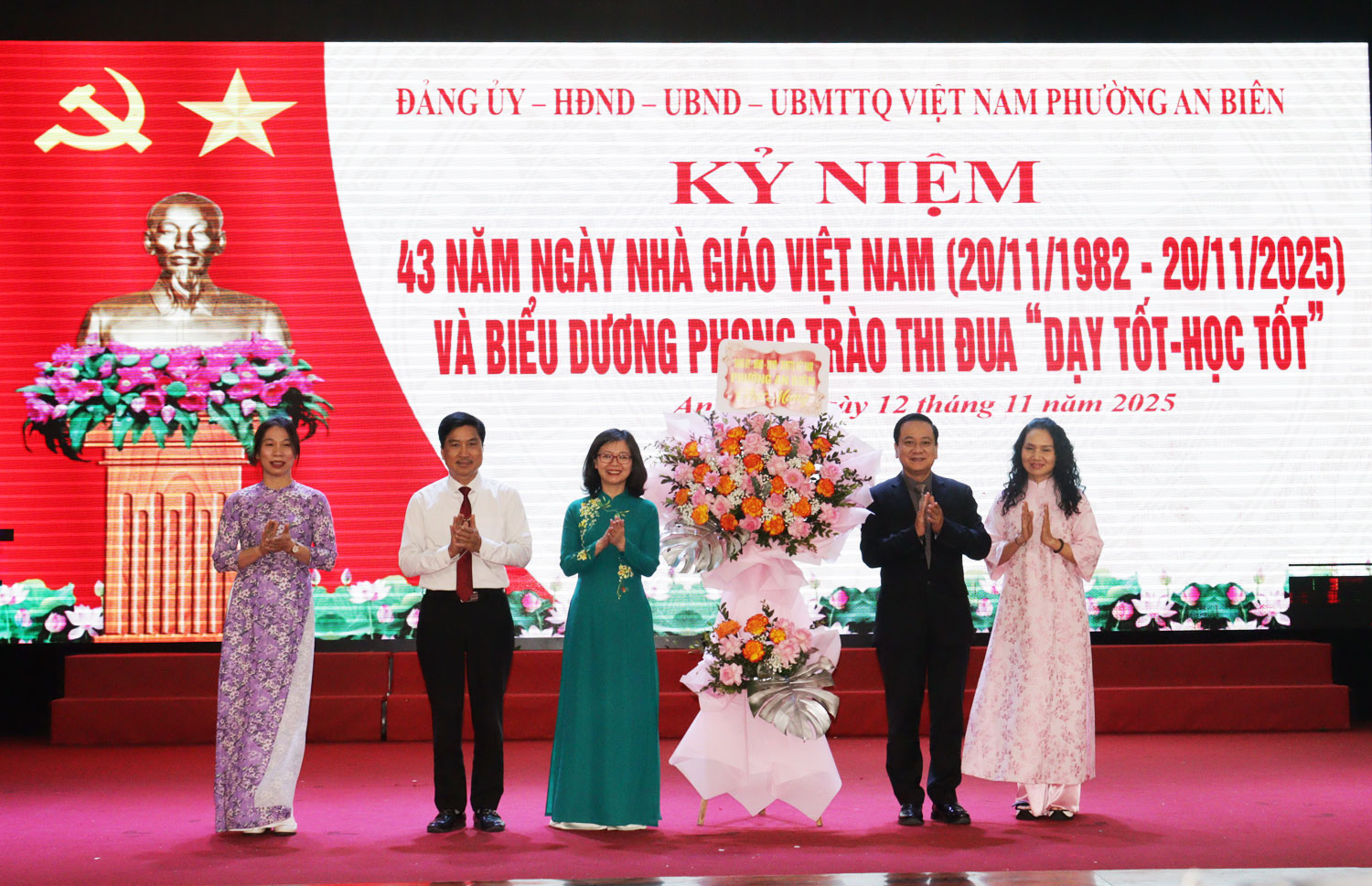 Lãnh đạo phường An Biên tặng hoa chúc mừng các nhà giáo.