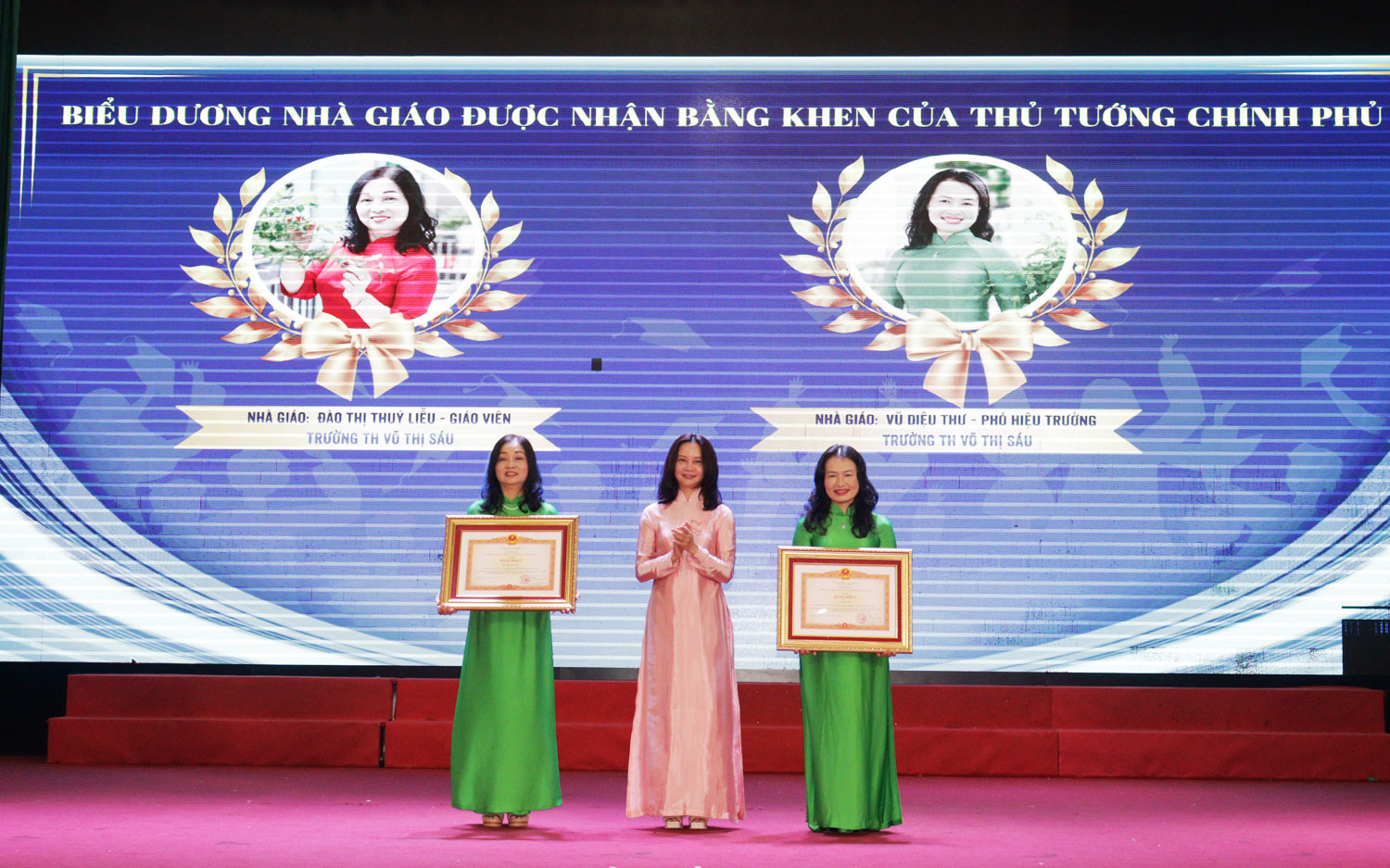 Đồng chí Trần Thu Hương, Phó Giám đốc Sở Nội vụ trao Bằng khen của Chính phủ cho 2 nhà giáo.