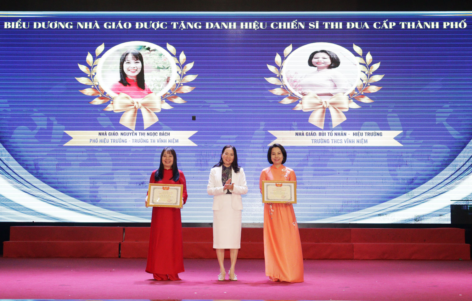 Lãnh đạo Ban Thi đua - Khen thưởng thành phố trao danh hiệu “Chiến sỹ thi đua cấp thành phố” cho 2 nhà giáo.