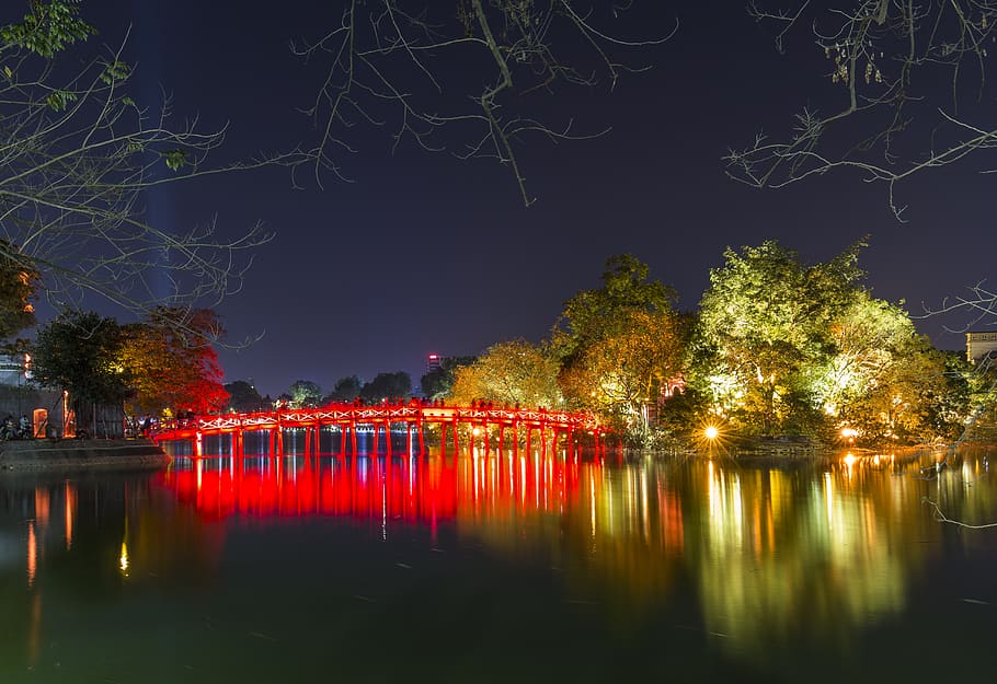 Cầu Thê Húc rực sáng bên hồ Gươm trong đêm – biểu tượng quen thuộc của Thủ đô Hà Nội.