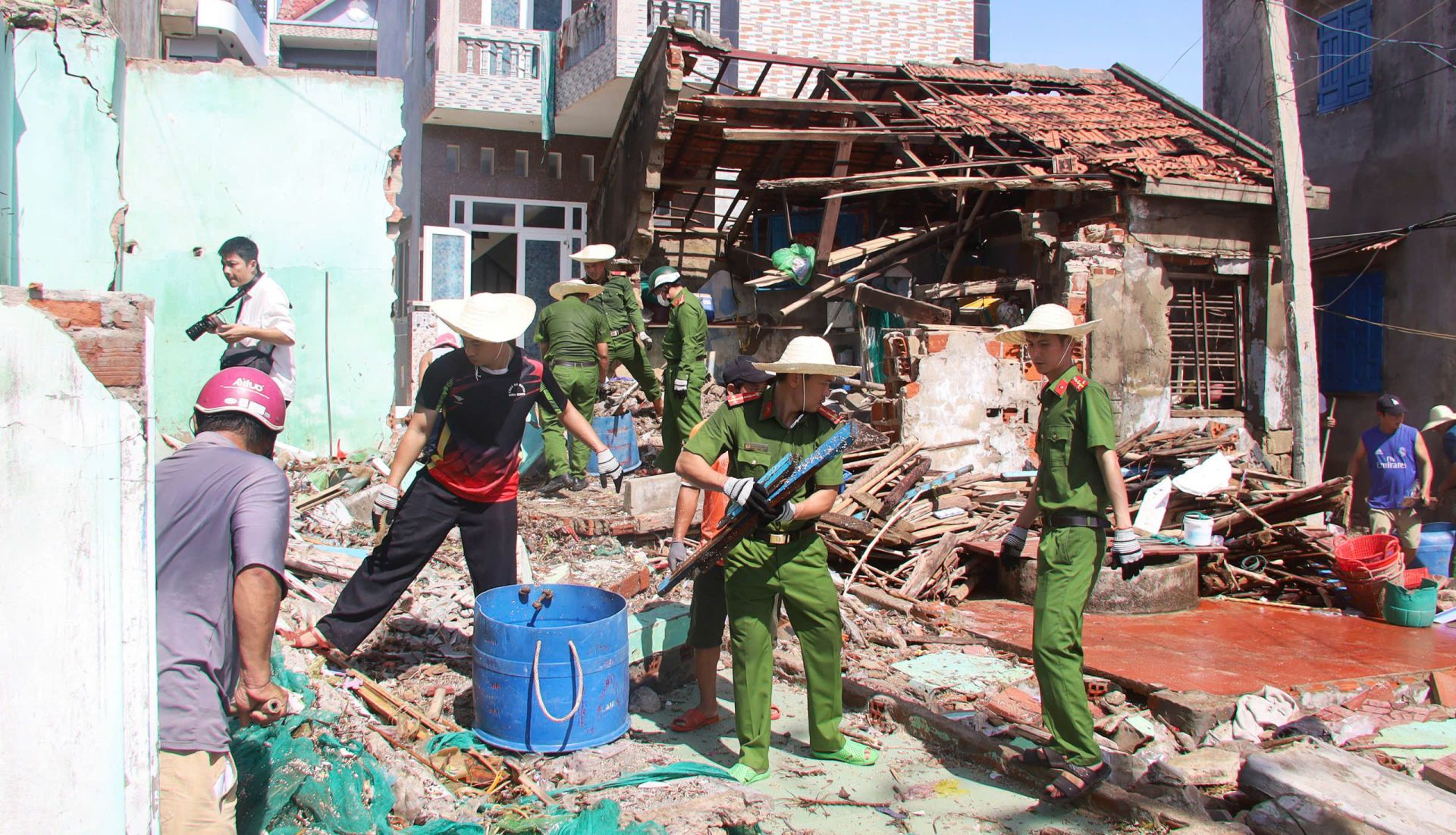 Các hộ dân tại xã Đề Gi bị ảnh hưởng nghiêm trọng do cơn bão số 13. Ảnh: VGP/Nhật Bắc Các hộ dân tại xã Đề Gi bị ảnh hưởng nghiêm trọng do cơn bão số 13. Ảnh: VGP/Nhật Bắc