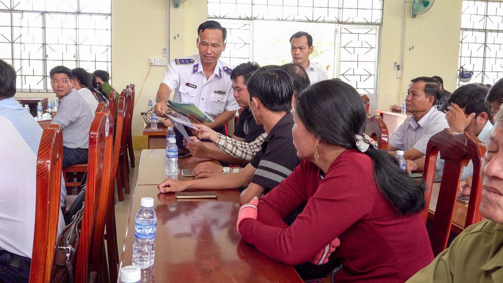Cán bộ Cảnh sát biển phát tờ rơi tuyên truyền cho ngư dân tham dự hội nghị Cán bộ Cảnh sát biển phát tờ rơi tuyên truyền cho ngư dân tham dự hội nghị