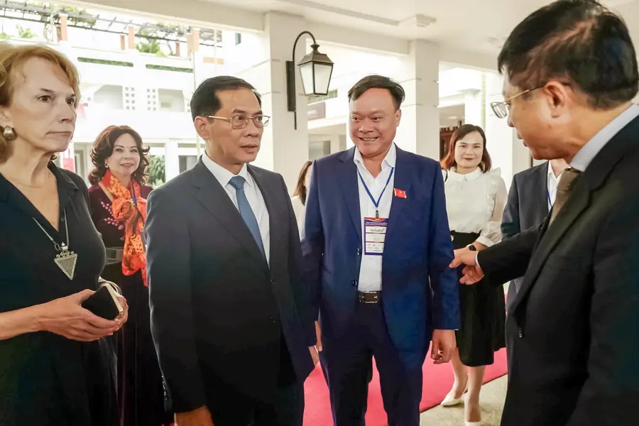 Ông Nguyễn Đình Khoát trao đổi với Phó Thủ tướng Bùi Thanh Sơn và các đại biểu, đối tác quốc tế bên lề Hội nghị Thượng đỉnh Kinh doanh Việt Nam - Hoa Kỳ 2025