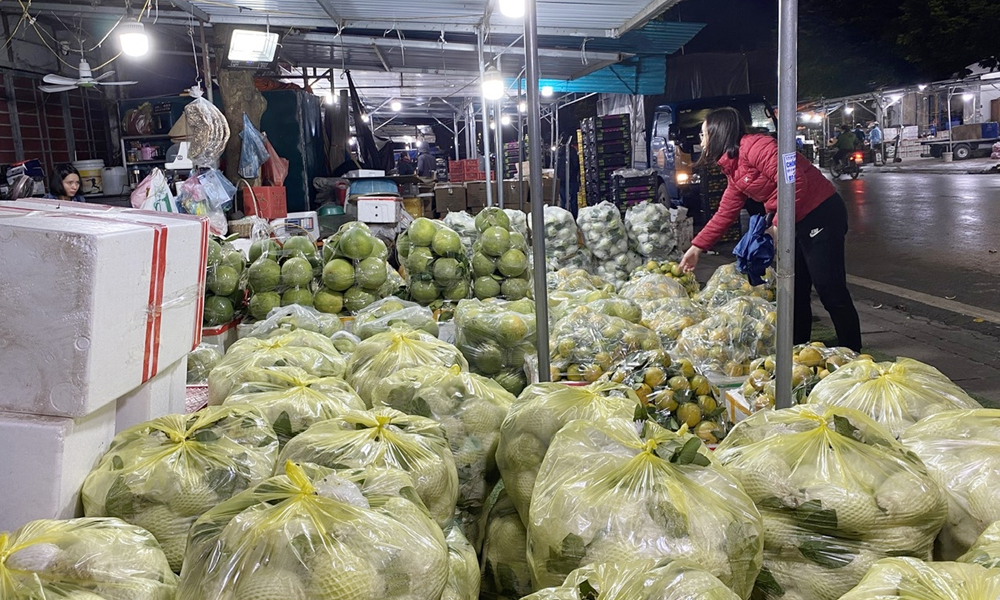 Một điểm kinh doanh hoa quả vào ban đêm ở chợ Mía, phường Đa Mai.