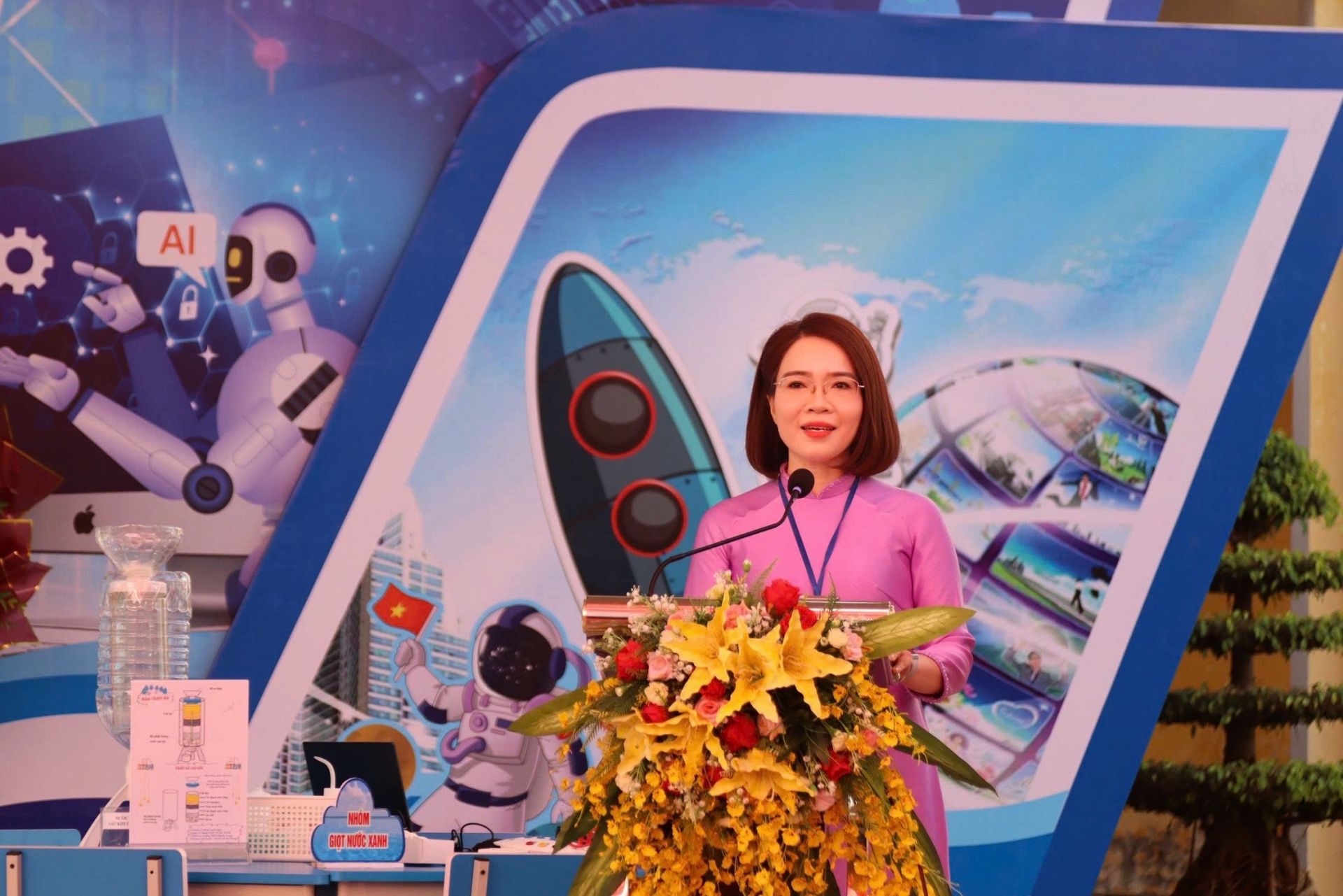 Cô giáo Nguyễn Thị Thu Hương, Hiệu trưởng Trường THCS Quang trung phát biểu tại chương trình.