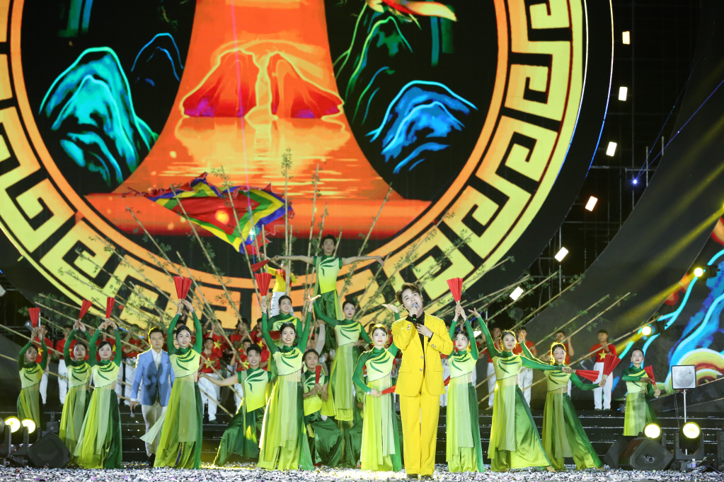 Dàn sao nổi tiếng cùng hàng trăm nghệ sĩ, diễn viên, vũ công đã “cháy” hết mình trên sân khấu hoành tráng, hiện đại.